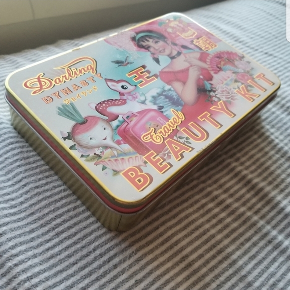 Japenese inspired metal tin travel beauty case - Picture 5 of 5